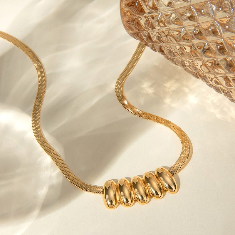 Fine gold chain necklace with a twist detail