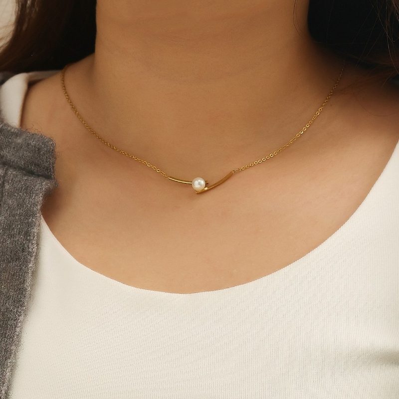 Single pearl pendant on a fine gold chain