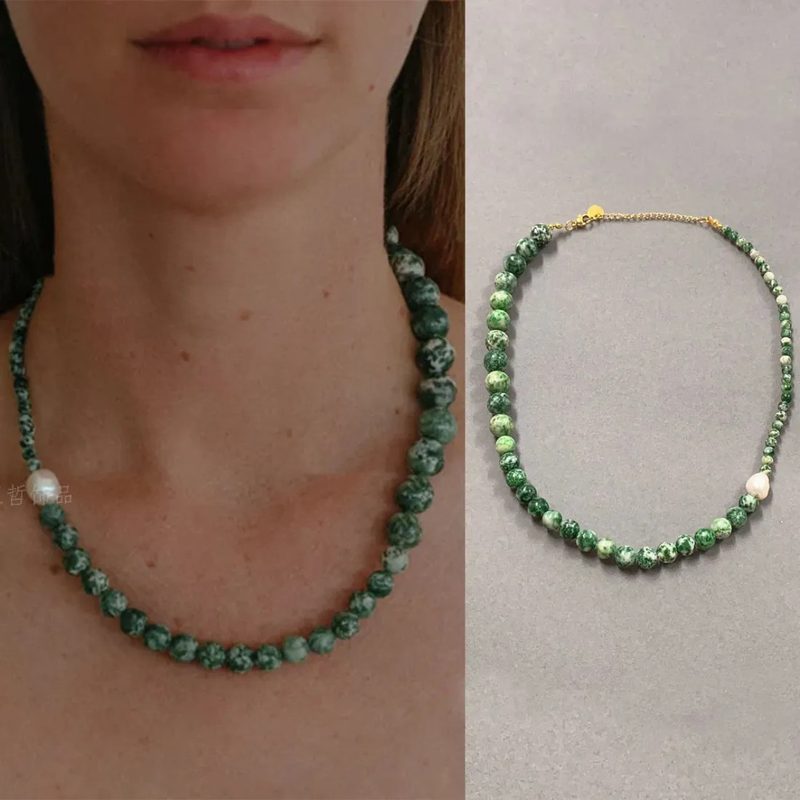 Short beaded necklace in natural turquoise stones